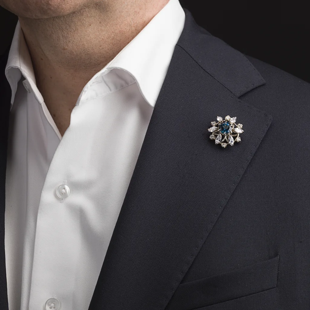Handgemaakte broche gedragen op kleding