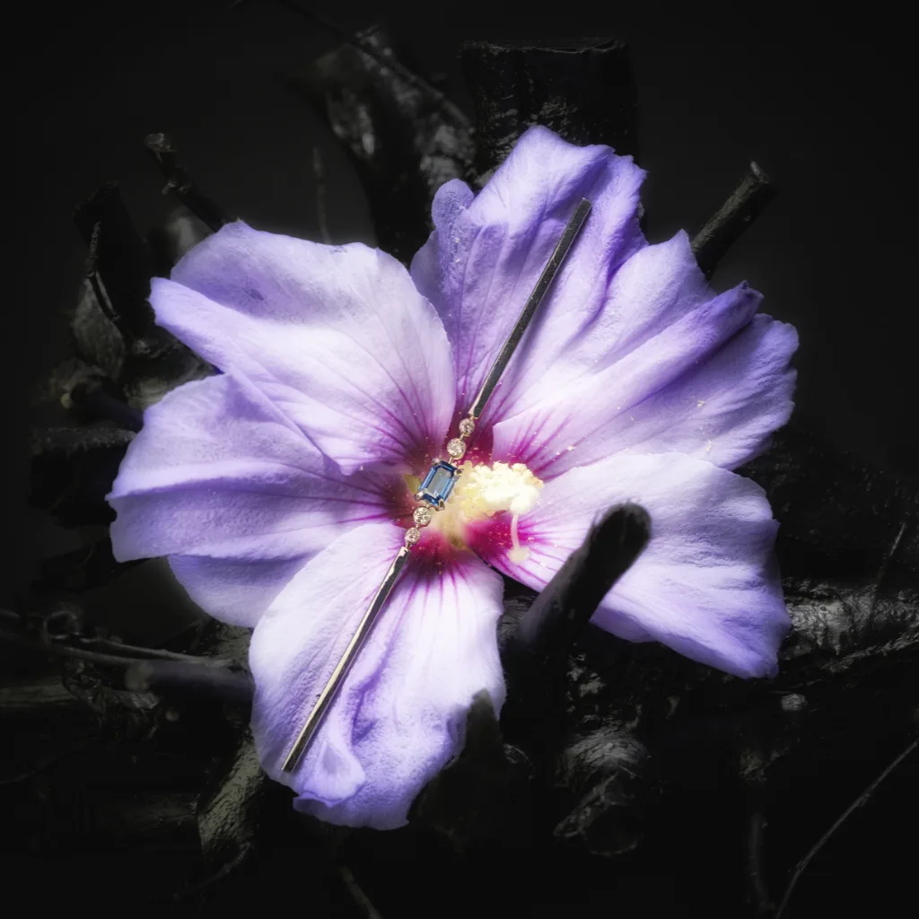 Handgemaakte broche met saffier in hibiscus bloem.