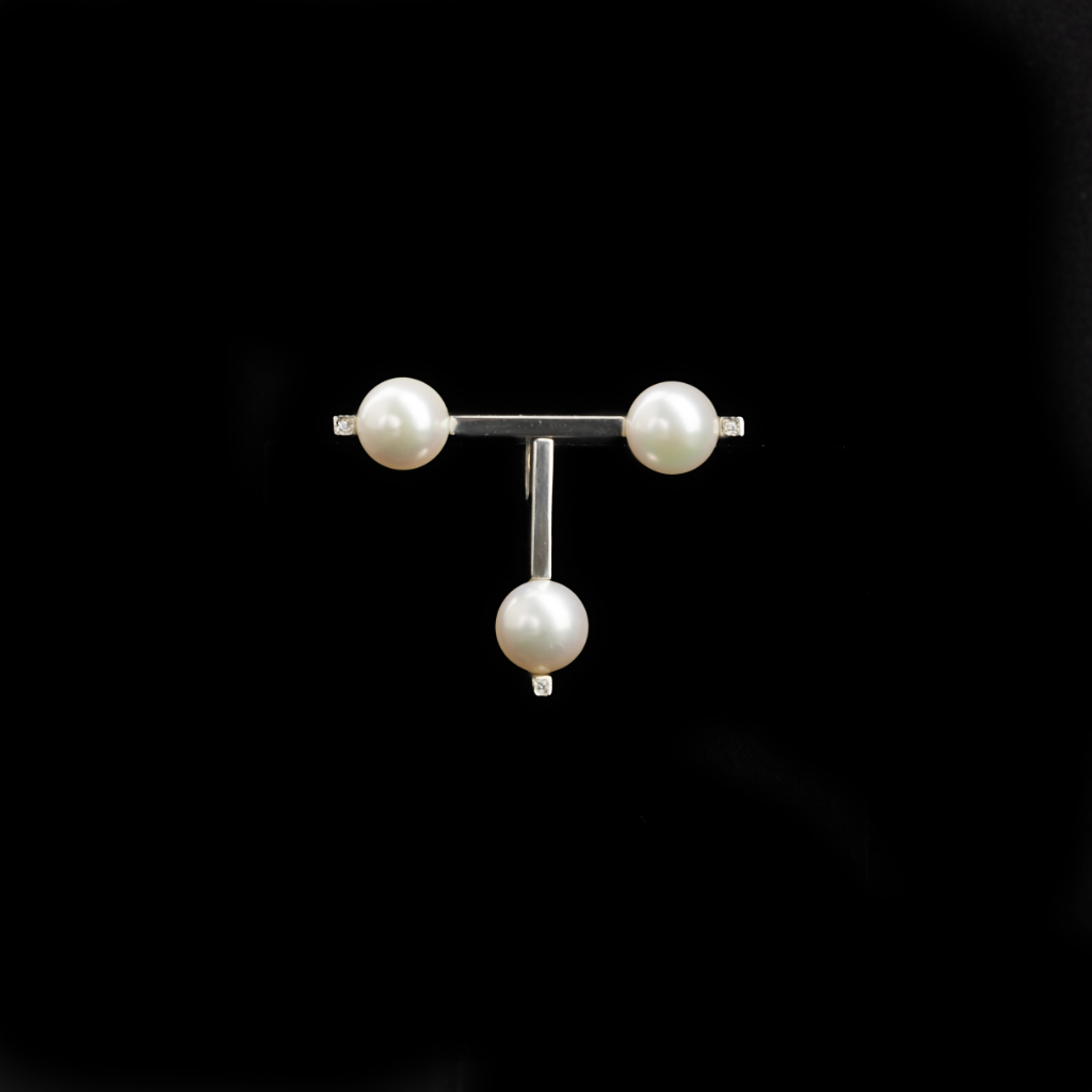 Handgemaakte &ldquo;Pendel&rdquo; broche met Akoya parels en briljant geslepen diamanten