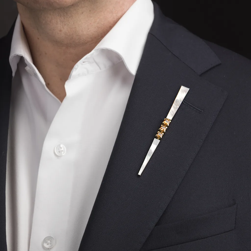 Handgemaakte broche gedragen op kleding